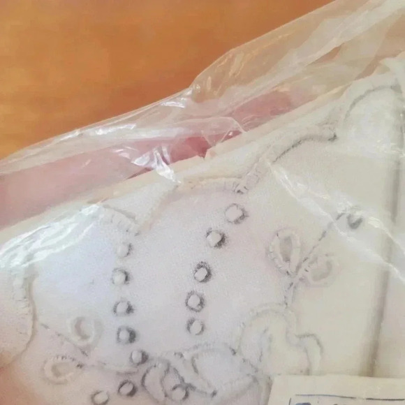 Linbro Pure Linen Tea Napkins 4 CT Hand Embroidered Scalloped Edge - Picture 11 of 11